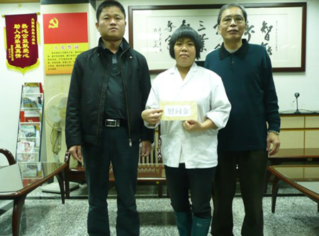  公司工會副主席王偉（左）、員工萬遠萍（中）、公司工會主席孔慶新（右）在發(fā)放現(xiàn)場