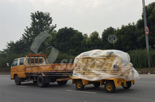 圖為皮卡車(chē)拖動(dòng)移動(dòng)泵車(chē)到排水現(xiàn)場(chǎng)