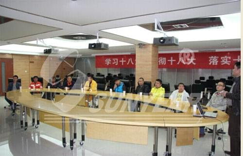 圖為我司應(yīng)用總工程師王偉給客戶(hù)進(jìn)行產(chǎn)品的理論培訓(xùn)